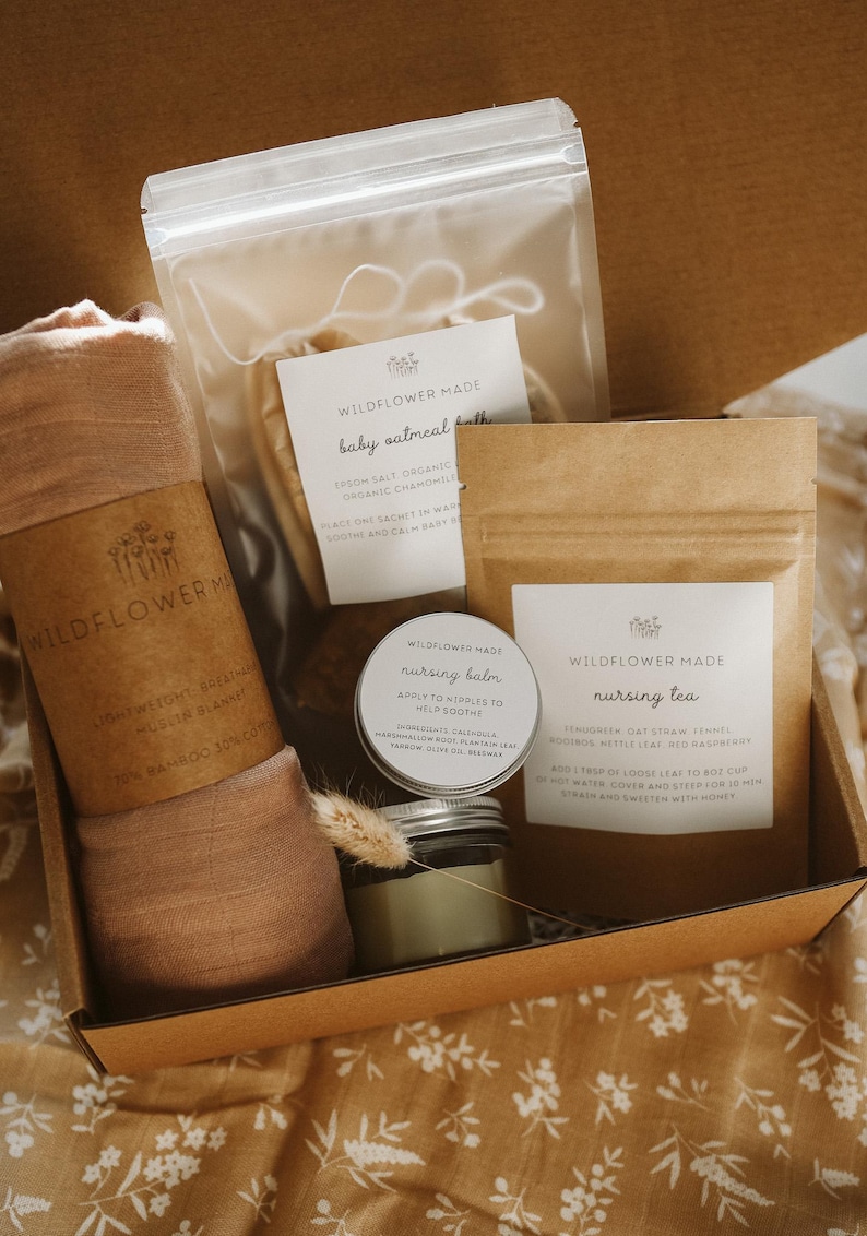 Peut inclure: Un coffret cadeau contenant une couverture en mousseline rose poudr&eacute; enroul&eacute;e avec une &eacute;tiquette Wildflower Made, un sachet transparent de bain &agrave; l'avoine pour b&eacute;b&eacute;, un petit pot de baume d'allaitement et un sachet de th&eacute; d'allaitement.