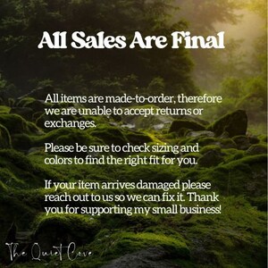 Może przedstawiać: Nakładka tekstowa na zielonym, mchowym tle z napisem "All Sales Are Final". Tekst poniżej wyjaśnia, że ​​wszystkie artykuły są wykonywane na zam&oacute;wienie, a zatem zwroty lub wymiany nie są akceptowane. Zachęca r&oacute;wnież klient&oacute;w do sprawdzenia rozmiaru i kolor&oacute;w, aby upewnić się, że rozmiar jest odpowiedni. Tekst kończy się podziękowaniem klientom za wsparcie dla małego przedsiębiorstwa.