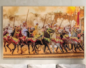 Può includere: Un gruppo di uomini a cavallo cavalcano attraverso un paesaggio polveroso e soleggiato. I cavalli sono adornati con coperte e nappe colorate, e gli uomini indossano abiti tradizionali. La scena ricorda una processione storica o un evento equestre tradizionale.