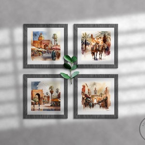 Pu&ograve; includere: Quattro acquerelli incorniciati che raffigurano scene di una citt&agrave; marocchina. I dipinti presentano un mix di colori caldi, tra cui arancione, rosso e marrone, e raffigurano strade affollate, architettura tradizionale e palme.