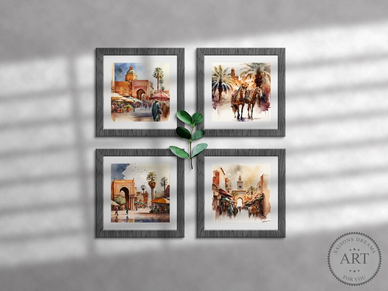 Pu&ograve; includere: Quattro acquerelli incorniciati che raffigurano scene di una citt&agrave; marocchina. I dipinti presentano un mix di colori caldi, tra cui arancione, rosso e marrone, e raffigurano strade affollate, architettura tradizionale e palme.