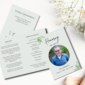 Könnte beinhalten: Ein hellblaues Trauerprogramm mit grünen floralen Akzenten. Das Programm enthält einen Nachruf, eine Gottesdienstordnung und einen Abschnitt, der das Leben von Jim Andrews ehrt, mit einem Foto und den Daten von Geburt und Tod.