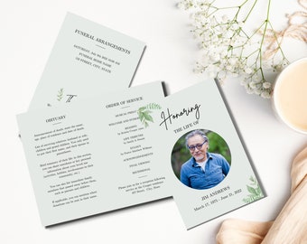 Può includere: Un programma funebre azzurro chiaro con accenti floreali verdi. Il programma include un necrologio, un ordine di servizio e una sezione che onora la vita di Jim Andrews, con una foto e le date di nascita e di morte.
