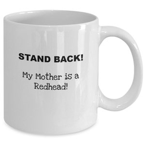 Stand zurück, meine Mutter ist eine Rothaarige, lustige Geschenktasse
