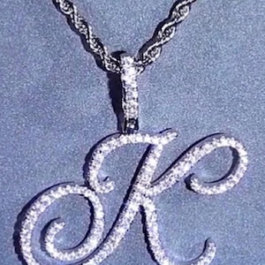 Collar romántico con 26 letras cursivas