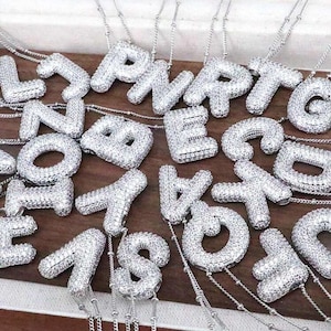 Elegante collar con 26 letras de circonita cúbica