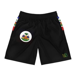 Puede incluir: Pantalones cortos deportivos negros con el escudo de armas haitiano en la pierna izquierda y la bandera haitiana en el lateral. Los pantalones cortos tienen una cintura con cordón y un pequeño logotipo en la pierna derecha.