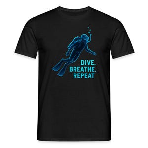 Könnte beinhalten: Schwarzes T-Shirt mit einer neonblauen Illustration eines Tauchers und den Worten "DIVE. BREATHE. REPEAT." Der Taucher ist mit Maske, Schnorchel und Flossen dargestellt, mit aufsteigenden Blasen. Ein Design für Tauchinteressierte.