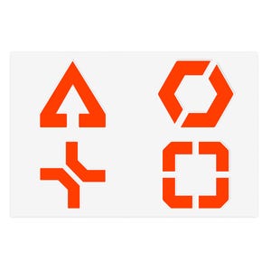 Könnte beinhalten: Vier orangefarbene geometrische Formen auf weißem Hintergrund. Die Formen umfassen ein Dreieck mit Pfeil, ein Sechseck mit Lücke, eine kreuzartige Form und ein Quadrat mit Lücken. Die Formen sind gleichmäßig verteilt.