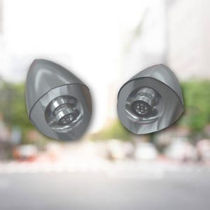 Puede incluir: Dos implantes dentales de color plateado con forma hexagonal y múltiples agujeros. Los implantes están diseñados para su uso en odontología.