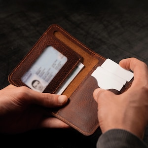 Carteira com bolso frontal, carteira de couro personalizada, carteira fina de couro masculina, carteira fina para identidade, carteira masculina de couro com duas dobras, presente de couro