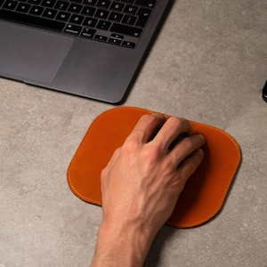 Personalisiertes kleines Leder Mauspad, rutschfeste Mauspad, perfekt für kleine Schreibtische & Büro, rundes Mauspad für enge Räume, Bürogeschenk