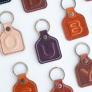 Porte-clés initial personnalisé, breloque de sac en cuir, porte-clés en cuir personnalisé, porte-clés alphabet, cadeau pour elle, cadeau de fête des mères
