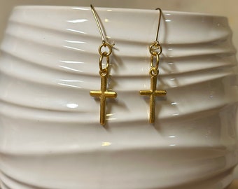 Boucles d’oreilles pendantes de charme de charme en plaqué or 10K - Boucles d’oreilles chrétiennes - Boucles d’oreilles minimalistes délicates - Cadeaux pour elle - Fait à la main!