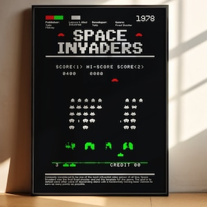 Puede incluir: Un póster en blanco y negro con una imagen pixelada verde y blanca del clásico juego de arcade Space Invaders. El póster tiene el título "Space Invaders" y el año "1978" en la parte superior. El póster también incluye el texto "SCORE<1> 0400 HI-SCORE 0000 SCORE<2>" y "CREDIT 00".