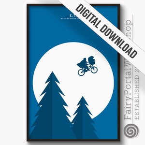 Könnte beinhalten: Ein minimalistisches blaues und weißes Poster mit der Silhouette eines fliegenden Fahrrads, auf dem eine Person sitzt. Das Fahrrad fliegt über einen weißen Kreis mit zwei dunkelblauen Kiefern im Vordergrund. Der Text "E.T. A FILM BY STEVEN SPIELBERG" befindet sich oben auf dem Poster.