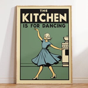 Könnte beinhalten: Ein Plakat im Retro-Stil mit einer Frau, die in einem blauen Kleid in einer Küche tanzt. Der Text auf dem Plakat lautet "The Kitchen is for Dancing."