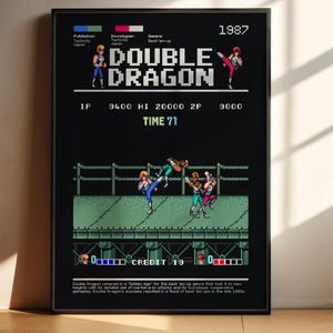 Könnte beinhalten: Ein Retro-Videospielposter für Double Dragon, ein Beat 'em Up-Spiel, das 1987 veröffentlicht wurde. Das Poster zeigt einen schwarzen Hintergrund mit dem Titel des Spiels in großen weißen Buchstaben. Das Poster enthält auch einen Screenshot des Spiels, der zwei Charaktere zeigt, die auf einer Brücke kämpfen. Das Poster enthält auch den Titel des Spiels, das Erscheinungsdatum und die Credits.