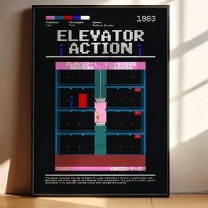 Może przedstawiać: Retro plakat dla gry zręcznościowej "Elevator Action" z 1983 roku. Plakat przedstawia czarne tło z pikselowanym obrazem głównego bohatera gry, różowego windy i czerwonych drzwi. Tekst "Elevator Action" jest wyświetlany dużymi białymi literami na górze plakatu. Plakat zawiera również tytuł gry, gatunek, wydawcę i dewelopera.