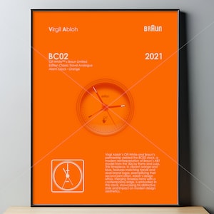 Könnte beinhalten: Ein schwarzer gerahmter Poster mit orangefarbenem Hintergrund, auf dem eine weiße und orangefarbene analoge Uhr mit dem Text "BC02 Off-White™ x Braun Limited Edition Classic Travel Analogue Alarm Clock - Orange" und "Braun 2021" abgebildet ist.