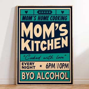 Könnte beinhalten: Ein türkisfarbenes und cremefarbenes Poster mit dem Text "MOM'S HOME COOKING" und "MOM'S KITCHEN" in einer Retro-Schriftart. Das Poster enthält auch den Text "Cooked with love", "EVERY NIGHT", "6PM/10PM" und "BYO ALCOHOL".