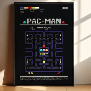 Könnte beinhalten: Ein schwarz-weißes Poster mit einem Retro-Videospiel-Design. Das Poster zeigt den Text "PAC-MAN" und ein Labyrinth mit einem gelben Pac-Man-Charakter und vier Geistern. Der Text "READY!" wird in der Mitte des Labyrinths angezeigt. Das Poster enthält auch das Jahr "1980" und den Text "Publisher: Namco", "Developer: Namco" und "Genre: Maze".