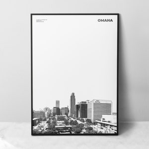 Puede incluir: Fotografía en blanco y negro del horizonte de Omaha. La imagen está enmarcada en un marco negro e incluye el texto "OMAHA" en la esquina superior derecha.