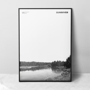 Puede incluir: Fotografía en blanco y negro de un lago con árboles a cada lado. El texto "SUNRIVER" está en la esquina superior derecha de la imagen.