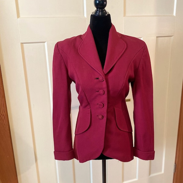 Veste ajustée en laine rouge Années 40, petite taille, 4 gros boutons cachés avec ganses de boutonnières, revers cranté avec surpiqûres à la main