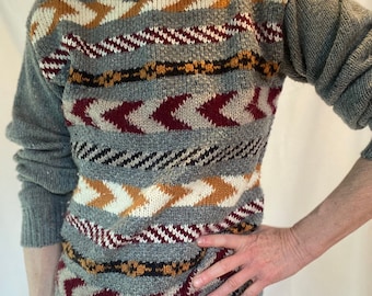 Vintage Grauer Pullover aus Wollmischung, Pfeildesign, Größe M, mehrere Streifenmuster, extra lange Ärmel, gemütlicher Rundhalsausschnitt