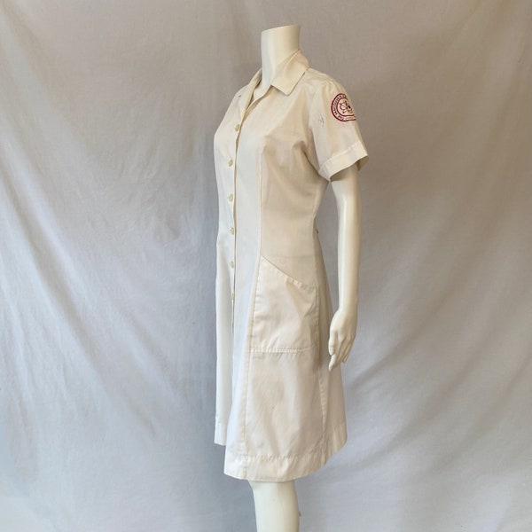 Robe chemise d'uniforme d'infirmières des années 1960, vintage taille 36, blanche avec boutons sur le devant et manches courtes, patch hôpital, longueur genou