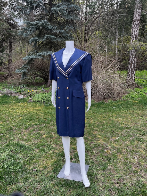 navy blue dress with gold buttons Navy blue dress with gold turn button and black belt – Amuse