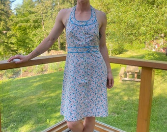 Vestido veraniego vintage de los años 70 con cuello halter y estampado floral: ribete turquesa y botones delanteros (talla 40/mediana)
