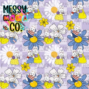 Puede incluir: Un patrón repetitivo con conejos de dibujos animados con petos azules y vestidos amarillos, intercalados con grandes margaritas blancas y azules sobre un fondo de cuadros de color violeta claro. El texto MESSY MAMA CO. aparece en una fuente de leopardo colorida.