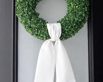 Broderad krans med monogram till alla hjärtans dag
