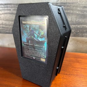 Sargförmige Kommandanten-Deckbox – MTG Kartenbox mit Würfelschale, Magnetverschluss, Lorcana, Pokemon