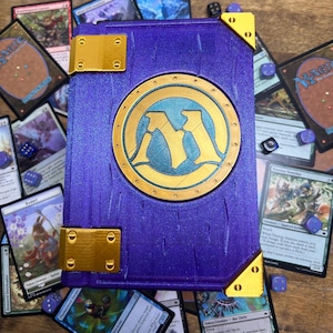 Magic: The Gathering Deck Box - Storybook Wälzer, Benutzerdefinierte Farben & Hardware, Hält 2 Decks + Würfelschale, Magnetverschluss