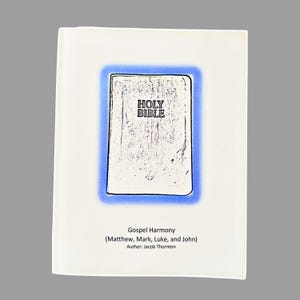 Può includere: Un libro bianco con un contorno blu attorno a un disegno di una Bibbia. Il titolo del libro è "Gospel Harmony (Matthew, Mark, Luke, and John)" e l'autore è "Jacob Thornton".