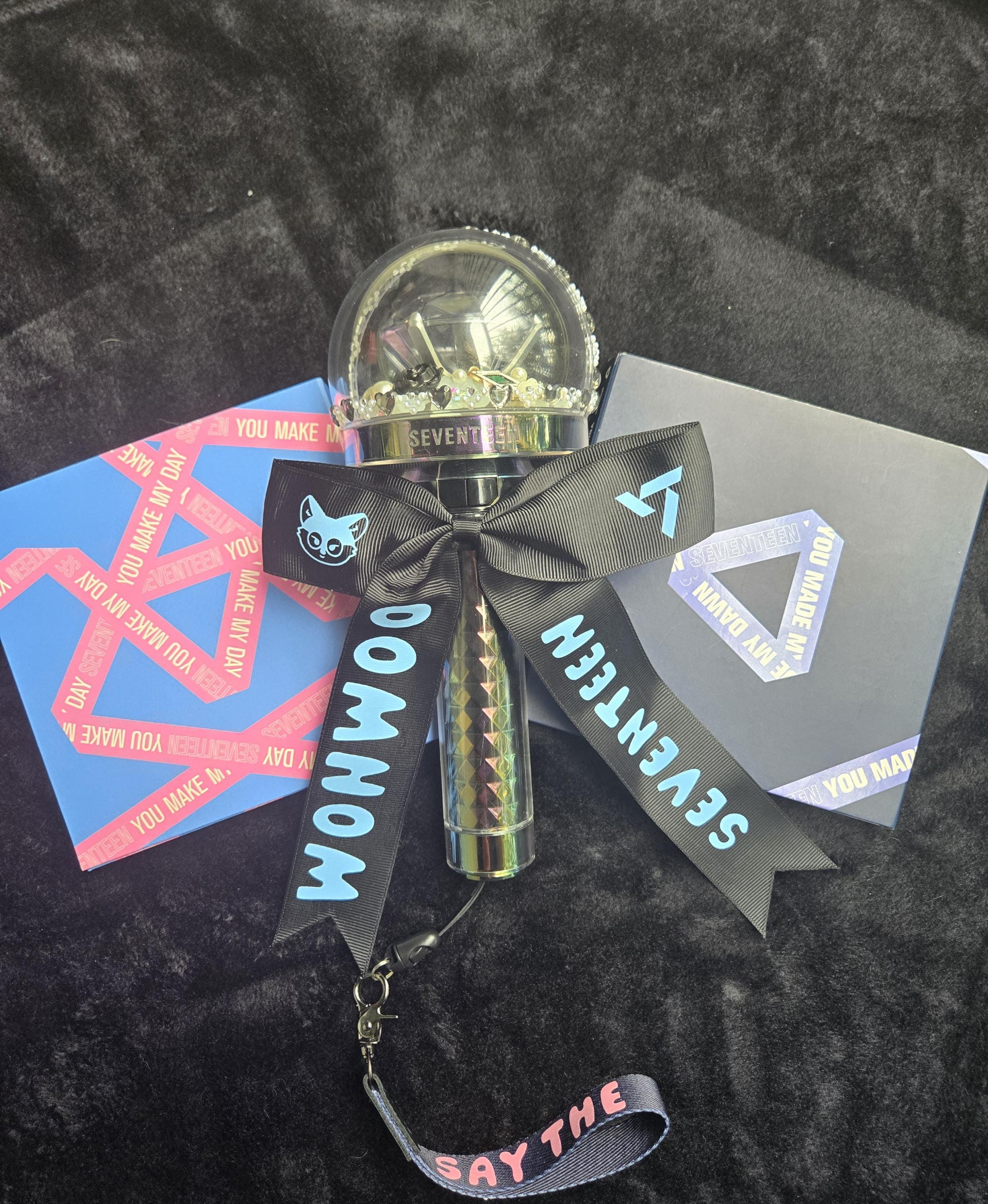 アイドル SEVENTEEN LIGHTSTICK ACCESSORY DINO SEVENTEEN - OFFICIAL LIGHT STICK ACCESSORY – K-COSMO