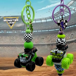 Pu&ograve; includere: Due portachiavi Monster Jam a forma di camion. Uno &egrave; verde con una palla a scacchi in bianco e nero e un ciondolo a forma di fulmine verde. L'altro &egrave; viola con un ciondolo a forma di cuore a scacchi in bianco e nero con un fulmine viola. I portachiavi hanno un logo Monster Jam.