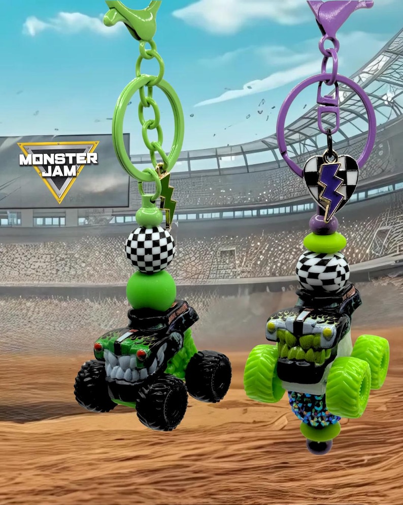 Pu&ograve; includere: Due portachiavi Monster Jam a forma di camion. Uno &egrave; verde con una palla a scacchi in bianco e nero e un ciondolo a forma di fulmine verde. L'altro &egrave; viola con un ciondolo a forma di cuore a scacchi in bianco e nero con un fulmine viola. I portachiavi hanno un logo Monster Jam.