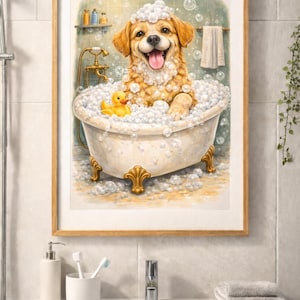 Könnte beinhalten: Gerahmter Druck eines Golden Retrievers in einem Schaumbad. Der Hund lächelt, umgeben von Blasen, mit einer gelben Quietscheente. Die Badewanne mit Löwenfüßen hat goldene Füße. Die Badezimmerumgebung hat einen Vintage-Stil.