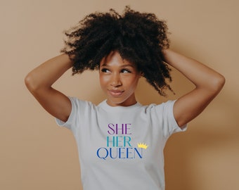 SHE HER QUEEN T-shirt à manches courtes en jersey unisexe coloré