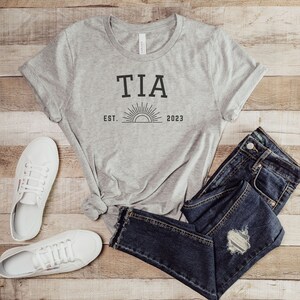 Tia 2023 Shirt | Cool Aunt | Auntie | Aunty | Gift | Pregnancy Announcement | Spanish | Latina | Familia