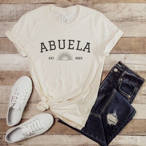 Abuela 2023 Shirt | Gift | Abuelita | Grandma | Grandmother | Pregnancy Announcement |  Familia | Mother&#39;s Day Abuela 2024 Shirt