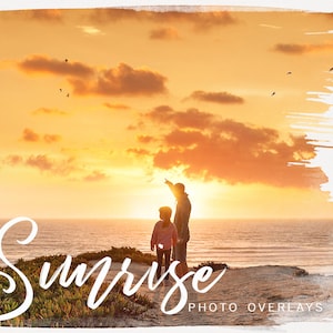 Könnte beinhalten: Ein Aquarell-Foto-Overlay mit einem Sonnenuntergang über dem Meer. Zwei Silhouetten von Menschen stehen auf einer Klippe mit dem Wort "Sunrise" in weißer Kursivschrift im Vordergrund.