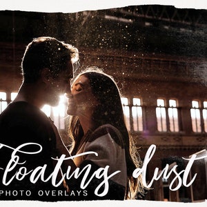 Puede incluir: Una superposición de fotos romántica con el texto "Floating dust PHOTO OVERLAYS". La imagen presenta una pareja silueteada abrazándose, con luz y partículas creando un efecto de ensueño. El fondo incluye un edificio con múltiples ventanas.