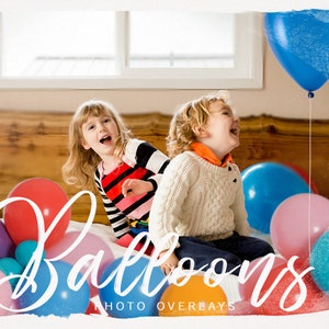 Può includere: Due bambini ridono e giocano con palloncini colorati su un letto. I palloncini sono rosa, blu, viola e rossi. Il testo "Balloons Photo Overlays" è scritto in bianco sull'immagine.