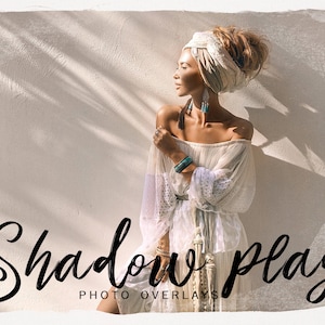 Może przedstawiać: Kobieta w białej, odkrytej sukni i białym turbanie stoi przed białą ścianą, na której padają cienie. Tekst "Shadow Play Photo Overlays" jest napisany czarnym, ozdobnym pismem pod nią.