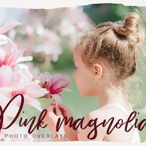 Może przedstawiać: Młoda dziewczyna o blond włosach wącha różowy kwiat magnolii. Obraz jest nakładką fotograficzną z tekstem "Pink Magnolia Photo Overlays".